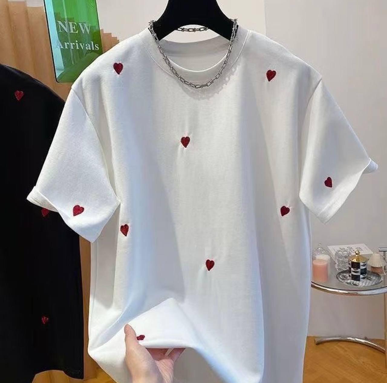 7208-bilyy.jpg Жіноча футболка з принтом «Hearts»
